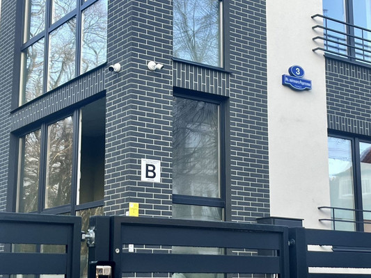 Продам трехкомнатную (3-комн.) квартиру, Младшего лейтенанта Родителева ул, 3, Калининград г