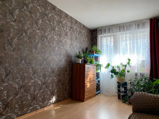 Продам трехкомнатную (3-комн.) квартиру, Школьная ул, 7, Бугры п