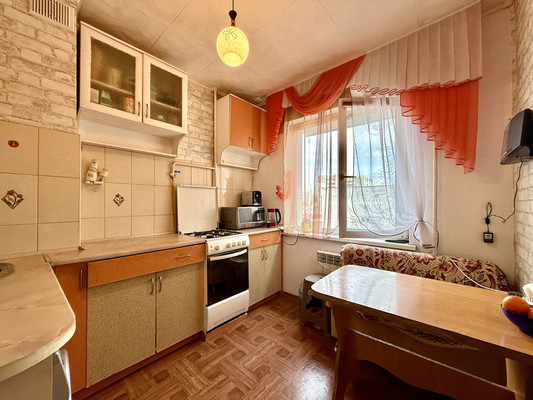 Продам двухкомнатную (2-комн.) квартиру, Марка Донского ул, 8, Симферополь г