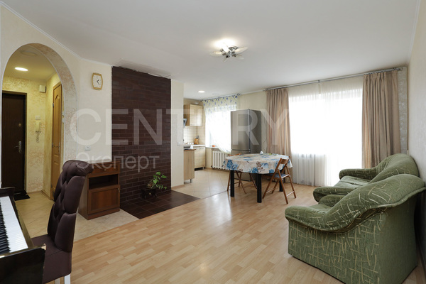 Продам трехкомнатную (3-комн.) квартиру, Омская ул, 8 , Калининград г