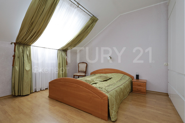 Продам трехкомнатную (3-комн.) квартиру, Омская ул, 8 , Калининград г