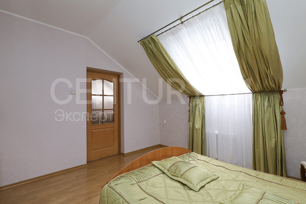 Продам трехкомнатную (3-комн.) квартиру, Омская ул, 8 , Калининград г