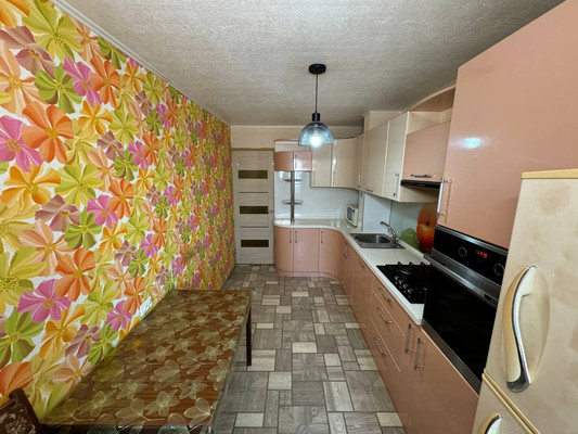 Продам трехкомнатную (3-комн.) квартиру, Первостроителей пр-кт, 15, Комсомольск-на-Амуре г
