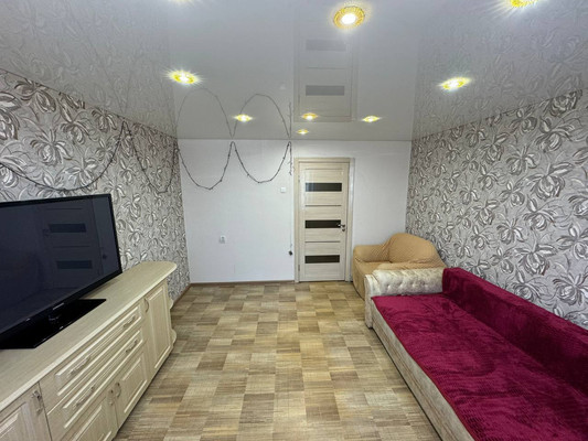 Продам трехкомнатную (3-комн.) квартиру, Первостроителей пр-кт, 15, Комсомольск-на-Амуре г