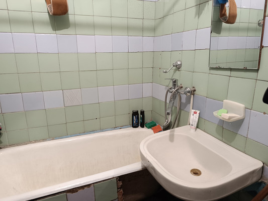 Продам трехкомнатную (3-комн.) квартиру, Николаевская ул, 4, Симферополь г