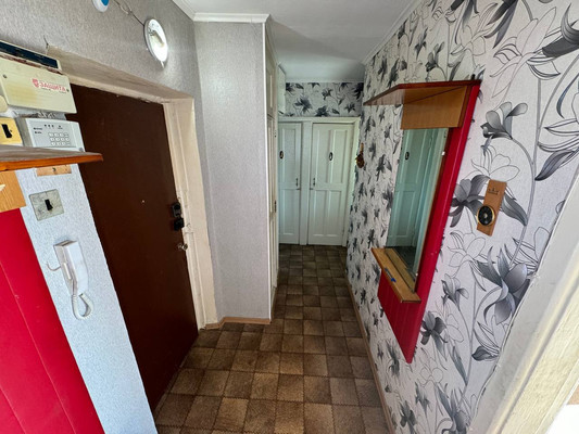 Продам трехкомнатную (3-комн.) квартиру, Интернациональный пр-кт, 8, Комсомольск-на-Амуре г