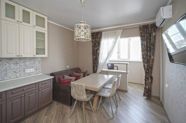 Продам двухкомнатную (2-комн.) квартиру, им. Александра Покрышкина ул, 4/4, Краснодар г