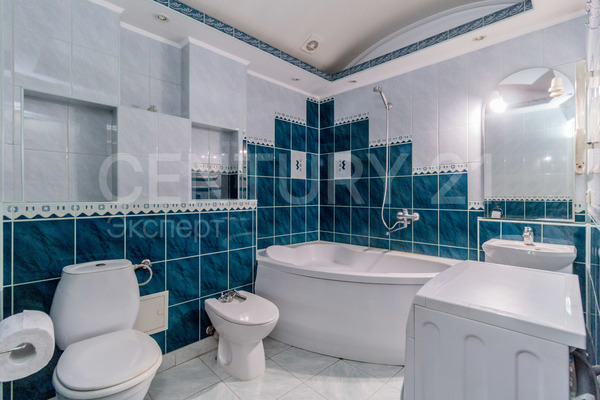 Продам двухкомнатную (2-комн.) квартиру, Чекистов ул, 28А , Калининград г