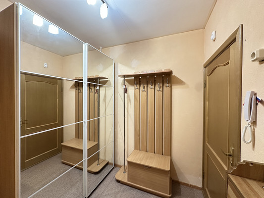 Продам трехкомнатную (3-комн.) квартиру, Подъезд к г. Колпино дор, 9к2, Тельмана п