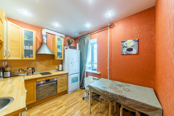 Продам двухкомнатную (2-комн.) квартиру, Новоколомяжский пр-кт, 13, Санкт-Петербург г