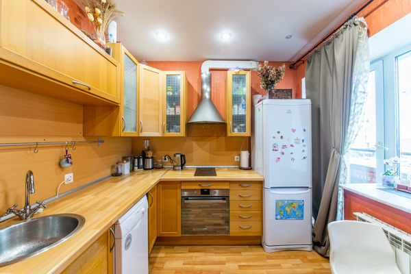 Продам двухкомнатную (2-комн.) квартиру, Новоколомяжский пр-кт, 13, Санкт-Петербург г