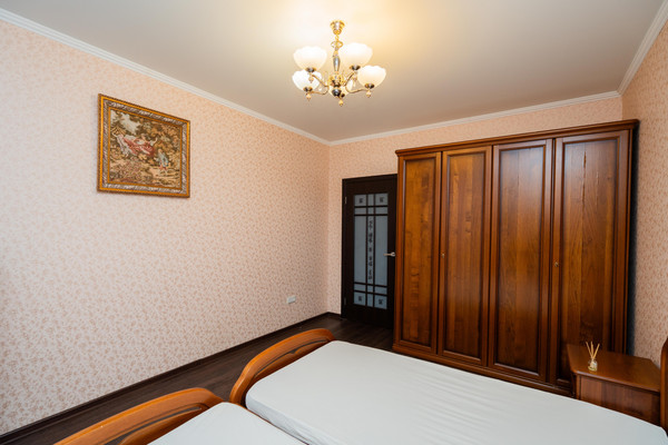 Продам двухкомнатную (2-комн.) квартиру, Революции пр-кт, 9А, Воронеж г