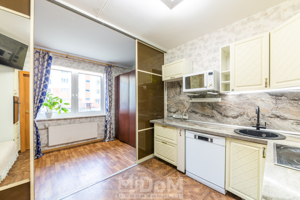 Продам однокомнатную (1-комн.) квартиру, Школьная ул, 6к1, Бугры п