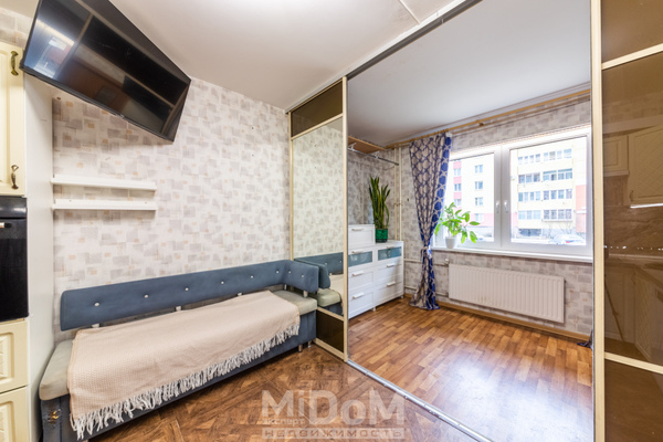 Продам однокомнатную (1-комн.) квартиру, Школьная ул, 6к1, Бугры п