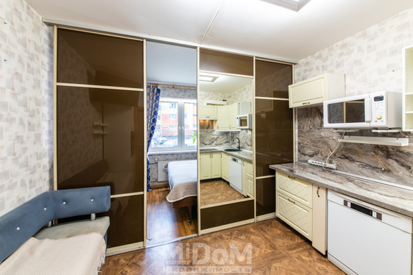 Продам однокомнатную (1-комн.) квартиру, Школьная ул, 6к1, Бугры п