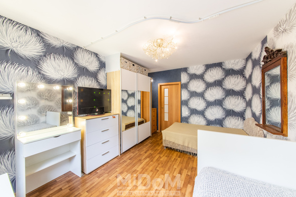 Продам однокомнатную (1-комн.) квартиру, Школьная ул, 6к1, Бугры п