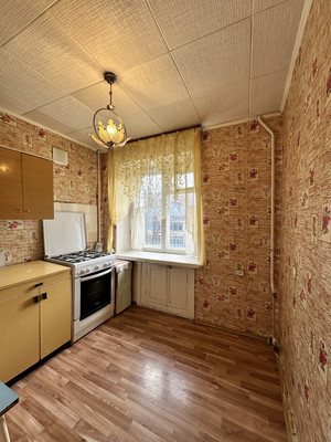Продам двухкомнатную (2-комн.) квартиру, 35-й мкр, 10, Октябрьский г