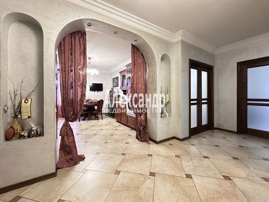 Продам трехкомнатную (3-комн.) квартиру, Береговая ул, 28к4, Колпино г