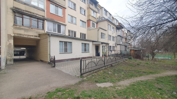 Продам трехкомнатную (3-комн.) квартиру, Ватутина ул, 10, Нальчик г