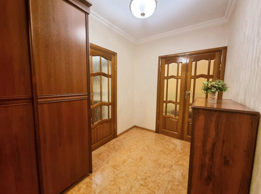 Продам многокомнатную квартиру, Калинина ул, 250Аа, Нальчик г