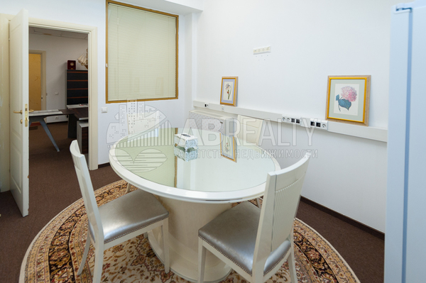 Продам офисное помещение 1 099,6 м2, Ильинка ул, 4, Москва г