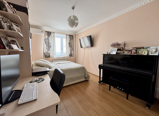 Продам трехкомнатную (3-комн.) квартиру, Молодежная ул, 27, Речицы с