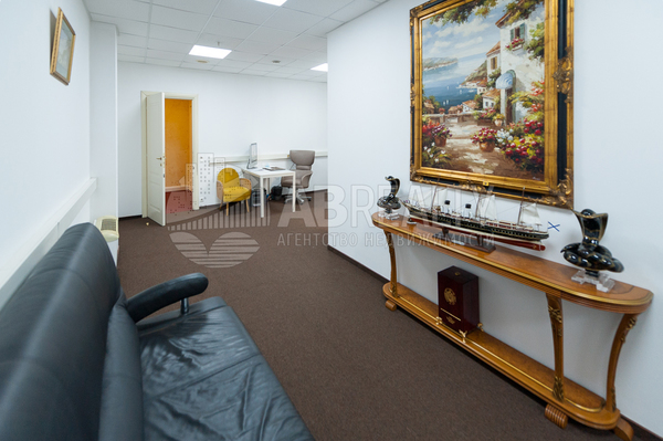 Продам офисное помещение 2 516 м2, Ильинка ул, 4, Москва г
