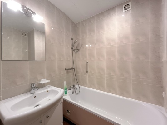 Продам трехкомнатную (3-комн.) квартиру, Березовая ул, 1к1, Рязань г