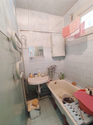 Продам трехкомнатную (3-комн.) квартиру, 9-й мкр, 24, Липецк г
