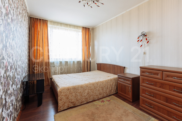 Продам трехкомнатную (3-комн.) квартиру, Подполковника Емельянова ул, 46 , Калининград г