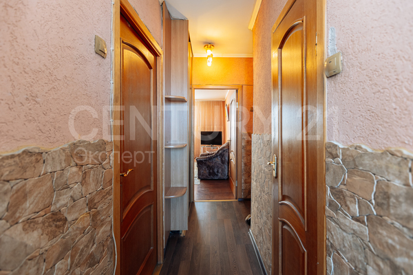 Продам трехкомнатную (3-комн.) квартиру, Подполковника Емельянова ул, 46 , Калининград г
