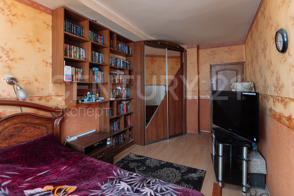 Продам трехкомнатную (3-комн.) квартиру, Подполковника Емельянова ул, 46 , Калининград г