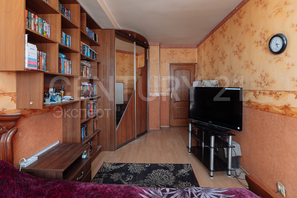 Продам трехкомнатную (3-комн.) квартиру, Подполковника Емельянова ул, 46 , Калининград г