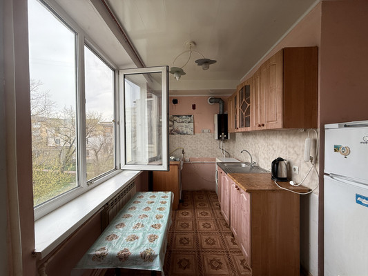 Продам двухкомнатную (2-комн.) квартиру, Троллейбусная ул, 11, Симферополь г