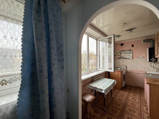 Продам двухкомнатную (2-комн.) квартиру, Троллейбусная ул, 11, Симферополь г