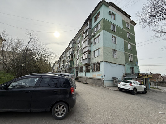Продам двухкомнатную (2-комн.) квартиру, Троллейбусная ул, 11, Симферополь г