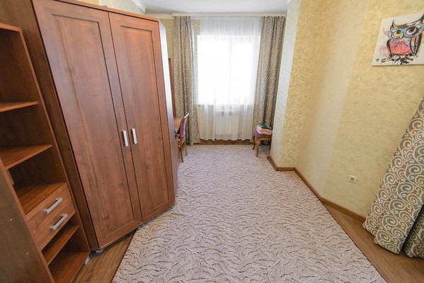 Продам трехкомнатную (3-комн.) квартиру, 20-я линия ул, 43, Ростов-на-Дону г