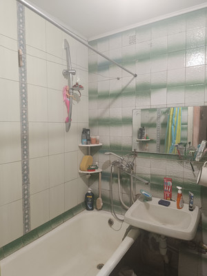 Продам трехкомнатную (3-комн.) квартиру, Туристов ул, 8к5, Симферополь г
