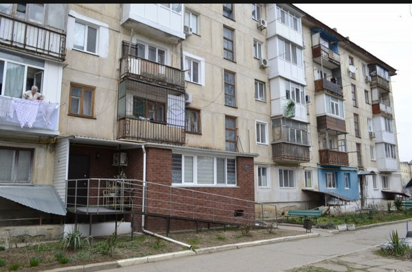 Продам двухкомнатную (2-комн.) квартиру, Строительная ул, 12, Саки г