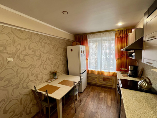 Продам трехкомнатную (3-комн.) квартиру, Жуковская ул, 23, Брянск г