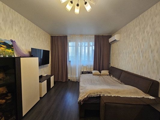 Продам однокомнатную (1-комн.) квартиру, Осенний б-р, 18к2, Москва г