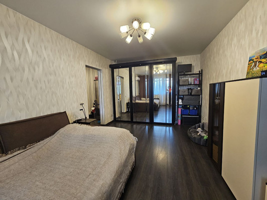 Продам однокомнатную (1-комн.) квартиру, Осенний б-р, 18к2, Москва г