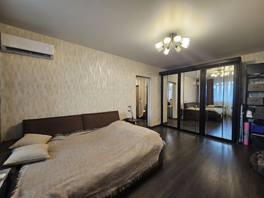 Продам однокомнатную (1-комн.) квартиру, Осенний б-р, 18к2, Москва г