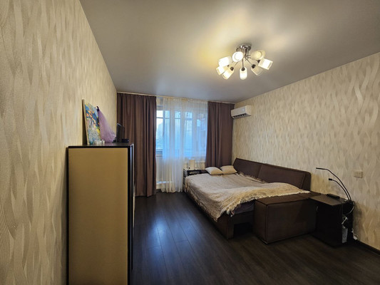 Продам однокомнатную (1-комн.) квартиру, Осенний б-р, 18к2, Москва г