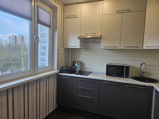 Продам однокомнатную (1-комн.) квартиру, Осенний б-р, 18к2, Москва г