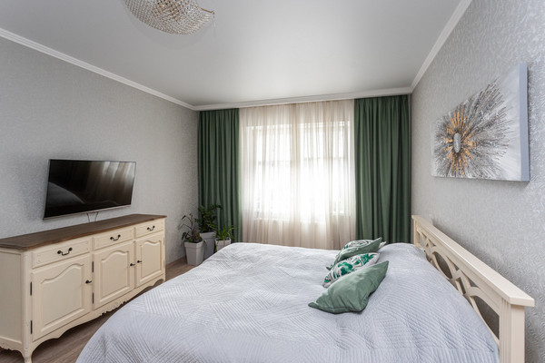 Продам трехкомнатную (3-комн.) квартиру, В.Гакуна ул, 5, Калининград г