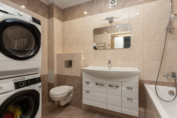 Продам трехкомнатную (3-комн.) квартиру, В.Гакуна ул, 5, Калининград г