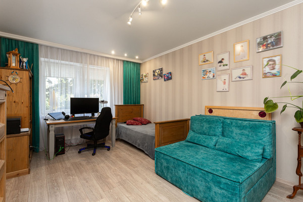 Продам трехкомнатную (3-комн.) квартиру, В.Гакуна ул, 5, Калининград г