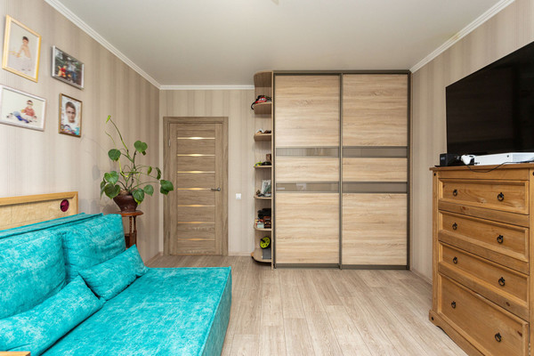 Продам трехкомнатную (3-комн.) квартиру, В.Гакуна ул, 5, Калининград г