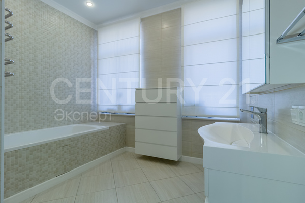 Продам трехкомнатную (3-комн.) квартиру, Мира пр-кт, 100 , Калининград г